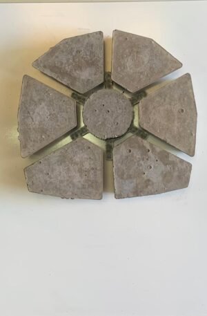Sole + bague en acier : pièce en béton réfractaire qui se situe au fond du foyer du poêle de masse.