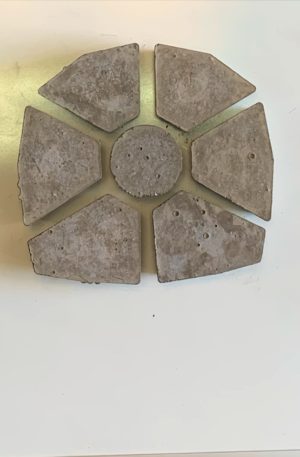Sole : pièce en béton réfractaire qui se situe au fond du foyer du poêle de masse.